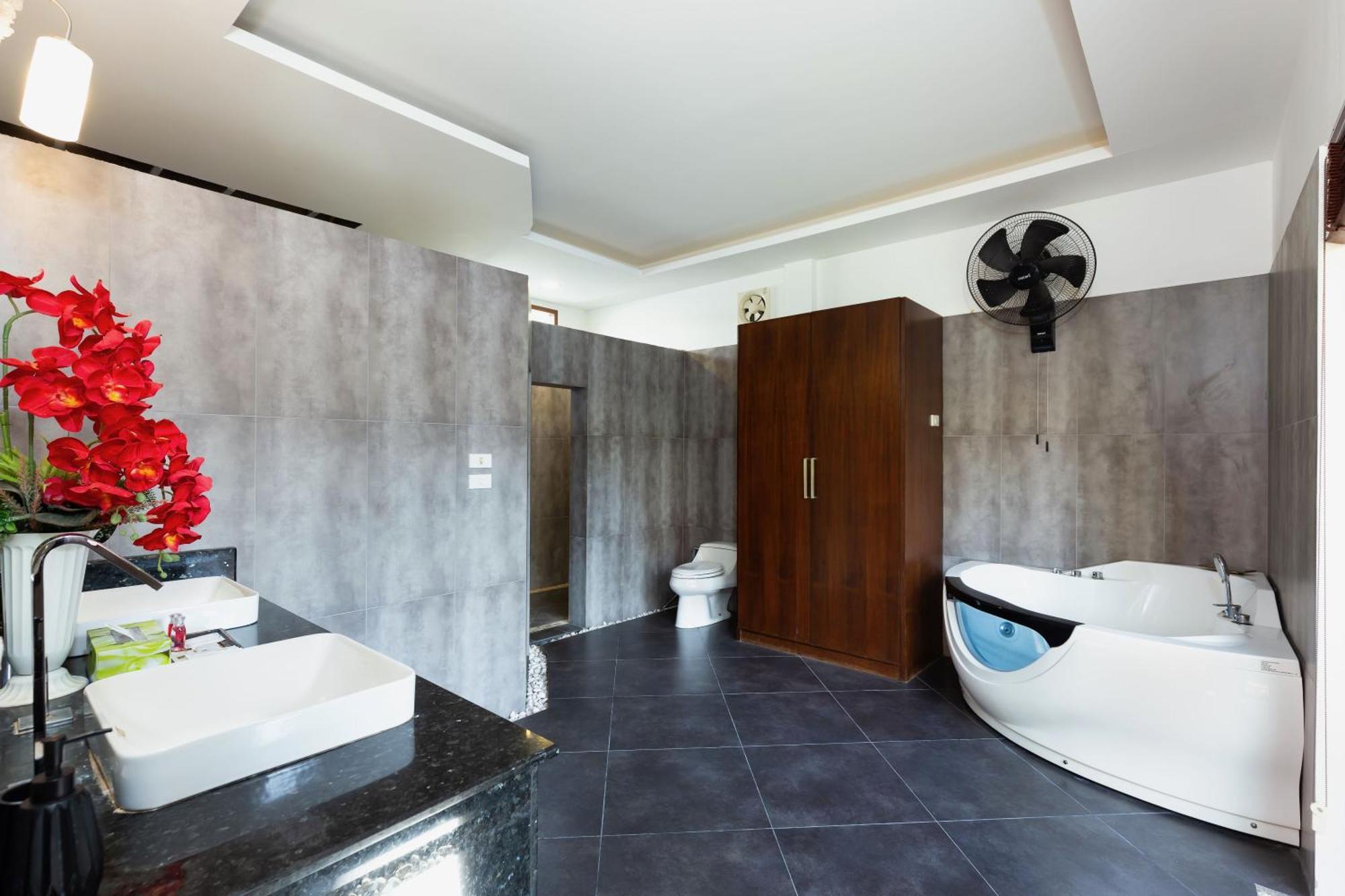 Extraordinary Courtyard 6Br Pool Villa Sri Suri, Naiharn Rawai Екстер'єр фото